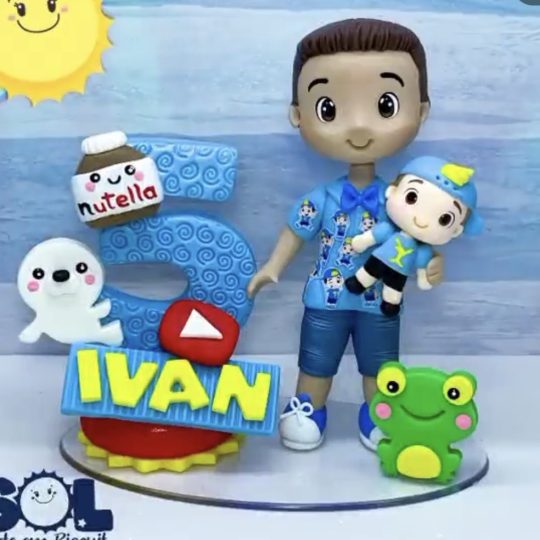 مجسمه و تاپر کیک